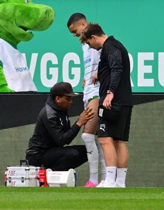 04 05 2024 Soccer Season 2023 2024 2 Soccer Bundesliga 32 Matchday SpVgg Greuther Fürth Kleeblatt TSV Eintracht Braunschweig BTSV Sportfoto Zink xwoxzix DFL regulations prohibit any use of photographs as image sequences and or quasi video only for editorial use Maximilian Solomon Dietz 33, SpVgg Greuther Fürth battered injured Injury