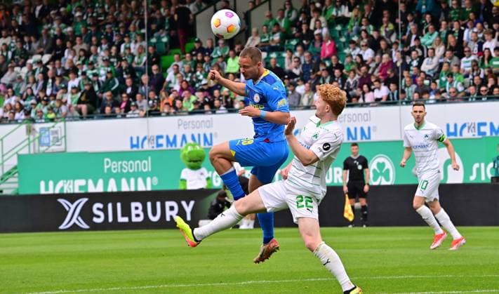 04 05 2024 Soccer Season 2023 2024 2 Soccer Bundesliga 32 Matchday SpVgg Greuther Fürth Kleeblatt TSV Eintracht Braunschweig BTSV Sportfoto Zink xwoxzix DFL regulations prohibit any use of photographs as image sequences and or quasi video only for editorial use Marvin Rittmüller Rittmueller 18, Eintracht Braunschweig BTSV EBS Robert Wagner 22, SpVgg Greuther Fürth