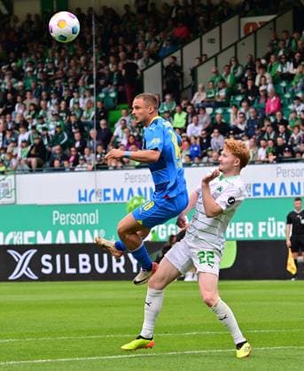 04 05 2024 Soccer Season 2023 2024 2 Soccer Bundesliga 32 Matchday SpVgg Greuther Fürth Kleeblatt TSV Eintracht Braunschweig BTSV Sportfoto Zink xwoxzix DFL regulations prohibit any use of photographs as image sequences and or quasi video only for editorial use Marvin Rittmüller Rittmueller 18, Eintracht Braunschweig BTSV EBS Robert Wagner 22, SpVgg Greuther Fürth