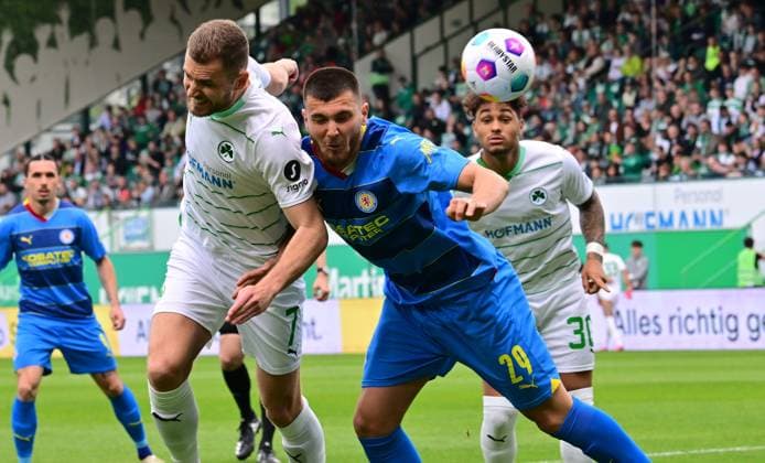 04 05 2024 Soccer Season 2023 2024 2 Soccer Bundesliga 32 Matchday SpVgg Greuther Fürth Kleeblatt TSV Eintracht Braunschweig BTSV Sportfoto Zink xwoxzix DFL regulations prohibit any use of photographs as image sequences and or quasi video only for editorial use Dennis Srbeny 7, SpVgg Greuther Fürth in header duel with Hasan Kurucay 29, Eintracht Braunschweig BTSV EBS