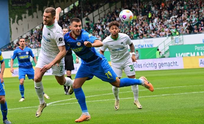 04 05 2024 Soccer Season 2023 2024 2 Soccer Bundesliga 32 Matchday SpVgg Greuther Fürth Kleeblatt TSV Eintracht Braunschweig BTSV Sportfoto Zink xwoxzix DFL regulations prohibit any use of photographs as image sequences and or quasi video only for editorial use Dennis Srbeny 7, SpVgg Greuther Fürth Hasan Kurucay 29, Eintracht Braunschweig BTSV EBS