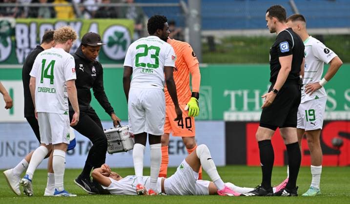 04 05 2024 Soccer Season 2023 2024 2 Soccer Bundesliga 32 Matchday SpVgg Greuther Fürth Kleeblatt TSV Eintracht Braunschweig BTSV Sportfoto Zink xwoxzix DFL regulations prohibit any use of photographs as image sequences and or quasi video only for editorial use Maximilian Solomon Dietz 33, SpVgg Greuther Fürth battered on the ground injured Injury