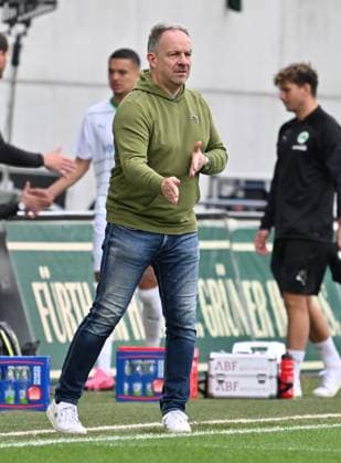 04 05 2024 Soccer Season 2023 2024 2 Soccer Bundesliga 32 Matchday SpVgg Greuther Fürth Kleeblatt TSV Eintracht Braunschweig BTSV Sportfoto Zink xwoxzix DFL regulations prohibit any use of photographs as image sequences and or quasi video only for editorial use Alexander Zorniger Trainer SpVgg Greuther Fürth