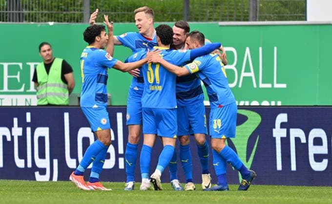 04 05 2024 Soccer Season 2023 2024 2 Soccer Bundesliga 32 Matchday SpVgg Greuther Fürth Kleeblatt TSV Eintracht Braunschweig BTSV Sportfoto Zink xwoxzix DFL regulations prohibit any use of photographs as image sequences and or quasi video only for editorial use Torjubel Jubel nach Treffer Torschuß zum 0 1 durch Thorir Johann Helgason 20, Eintracht Braunschweig BTSV EBS