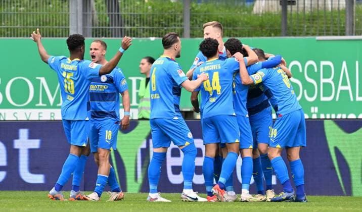 04 05 2024 Soccer Season 2023 2024 2 Soccer Bundesliga 32 Matchday SpVgg Greuther Fürth Kleeblatt TSV Eintracht Braunschweig BTSV Sportfoto Zink xwoxzix DFL regulations prohibit any use of photographs as image sequences and or quasi video only for editorial use Torjubel Jubel nach Treffer Torschuß zum 0 1 durch Thorir Johann Helgason 20, Eintracht Braunschweig BTSV EBS