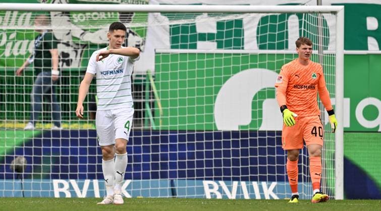 04 05 2024 Soccer Season 2023 2024 2 Soccer Bundesliga 32 Matchday SpVgg Greuther Fürth Kleeblatt TSV Eintracht Braunschweig BTSV Sportfoto Zink xwoxzix DFL regulations prohibit any use of photographs as image sequences and or quasi video only for editorial use Damian Michalski 4, SpVgg Greuther Fürth Jonas Urbig 40, SpVgg Greuther Fürth disappointed disappointment