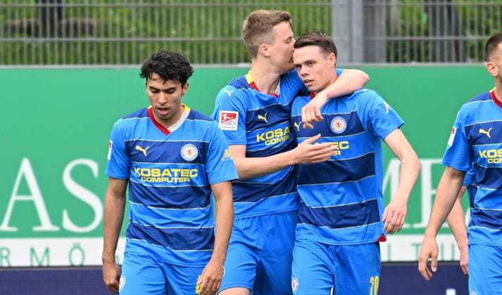 04 05 2024 Soccer Season 2023 2024 2 Soccer Bundesliga 32 Matchday SpVgg Greuther Fürth Kleeblatt TSV Eintracht Braunschweig BTSV Sportfoto Zink xwoxzix DFL regulations prohibit any use of photographs as image sequences and or quasi video only for editorial use Torjubel Jubel nach Treffer Torschuß zum 0 1 durch Thorir Johann Helgason 20, Eintracht Braunschweig BTSV EBS , rechts