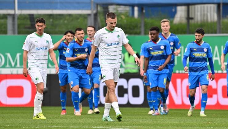 04 05 2024 Soccer Season 2023 2024 2 Soccer Bundesliga 32 Matchday SpVgg Greuther Fürth Kleeblatt TSV Eintracht Braunschweig BTSV Sportfoto Zink xwoxzix DFL regulations prohibit any use of photographs as image sequences and or quasi video only for editorial use Marco Meyerhöfer Meyerhoefer 18, SpVgg Greuther Fürth Tim Lemperle 19, SpVgg Greuther Fürth disappointed disappointment