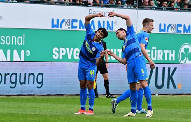 04 05 2024 Soccer Season 2023 2024 2 Soccer Bundesliga 32 Matchday SpVgg Greuther Fürth Kleeblatt TSV Eintracht Braunschweig BTSV Sportfoto Zink MeZi xmexzix DFL regulations prohibit any use of photographs as image sequences and or quasi video only for editorial use Goal after goal Goal shot to 02 by Johan Gomez 44, Eintracht Braunschweig BTSV EBS with Rayan Philippe 9, Eintracht Braunschweig BTSV EBS