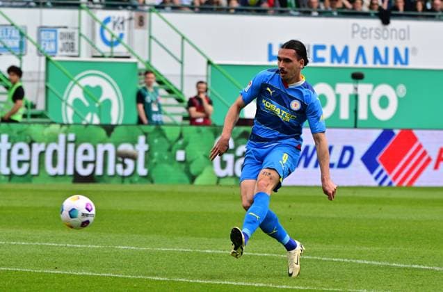 04 05 2024 Soccer Season 2023 2024 2 Soccer Bundesliga 32 Matchday SpVgg Greuther Fürth Kleeblatt TSV Eintracht Braunschweig BTSV Sportfoto Zink MeZi xmexzix DFL regulations prohibit any use of photographs as image sequences and or quasi video only for editorial use Treffer Tor Torschuß zum 0 2 durch Rayan Philippe 9, Eintracht Braunschweig BTSV EBS