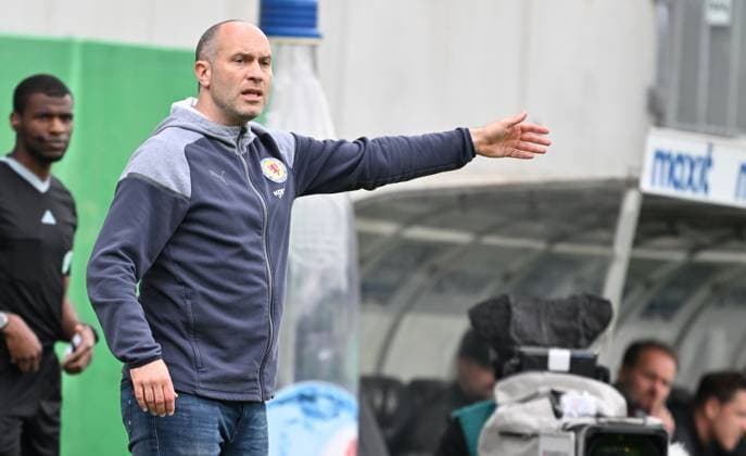 04 05 2024 Soccer Season 2023 2024 2 Soccer Bundesliga 32 Matchday SpVgg Greuther Fürth Kleeblatt TSV Eintracht Braunschweig BTSV Sportfoto Zink xwoxzix DFL regulations prohibit any use of photographs as image sequences and or quasi video only for editorial use Daniel Scherning Trainer Eintracht Braunschweig BTSV EBS