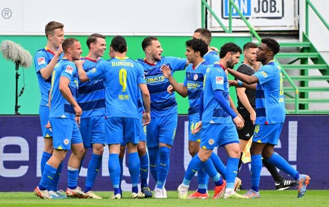04 05 2024 Soccer Season 2023 2024 2 Soccer Bundesliga 32 Matchday SpVgg Greuther Fürth Kleeblatt TSV Eintracht Braunschweig BTSV Sportfoto Zink MeZi xmexzix DFL regulations prohibit any use of photographs as image sequences and or quasi video only for editorial use Torjubel Jubel Freude nach Treffer Tor Torschuß zum 0 1 durch Thorir Johann Helgason 20, Eintracht Braunschweig BTSV EBS