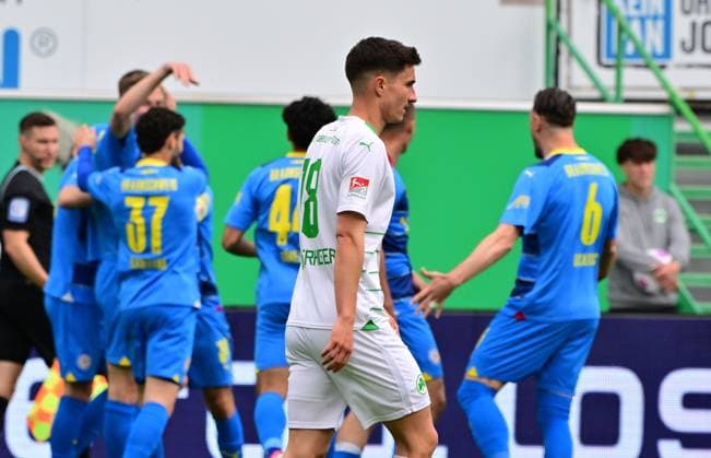 04 05 2024 Soccer Season 2023 2024 2 Soccer Bundesliga 32 Matchday SpVgg Greuther Fürth Kleeblatt TSV Eintracht Braunschweig BTSV Sportfoto Zink MeZi xmexzix DFL regulations prohibit any use of photographs as image sequences and or quasi video only for editorial use Marco Meyerhöfer Meyerhoefer 18, SpVgg Greuther Fürth disappointed disappointment after conceding goal to 0 1