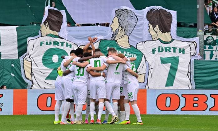 04 05 2024 Soccer Season 2023 2024 2 Soccer Bundesliga 32 Matchday SpVgg Greuther Fürth Kleeblatt TSV Eintracht Braunschweig BTSV Sportfoto Zink xwoxzix DFL regulations prohibit any use of photographs as image sequences and or quasi video only for editorial use Teamkreis Mannschaft Team Fürth Choreo Choreografie