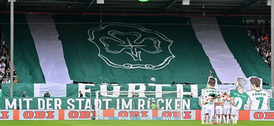 04 05 2024 Soccer Season 2023 2024 2 Soccer Bundesliga 32 Matchday SpVgg Greuther Fürth Kleeblatt TSV Eintracht Braunschweig BTSV Sportfoto Zink xwoxzix DFL regulations prohibit any use of photographs as image sequences and or quasi video only for editorial use Teamkreis Mannschaft Team Fürth Choreo Choreografie