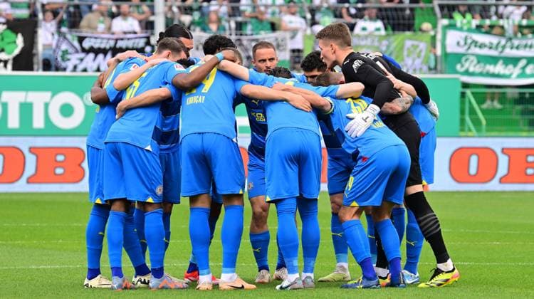 04 05 2024 Soccer Season 2023 2024 2 Soccer Bundesliga 32 Matchday SpVgg Greuther Fürth Kleeblatt TSV Eintracht Braunschweig BTSV Sportfoto Zink xwoxzix DFL regulations prohibit any use of photographs as image sequences and or quasi video only for editorial use Teamkreis Mannschaft Team BTSV