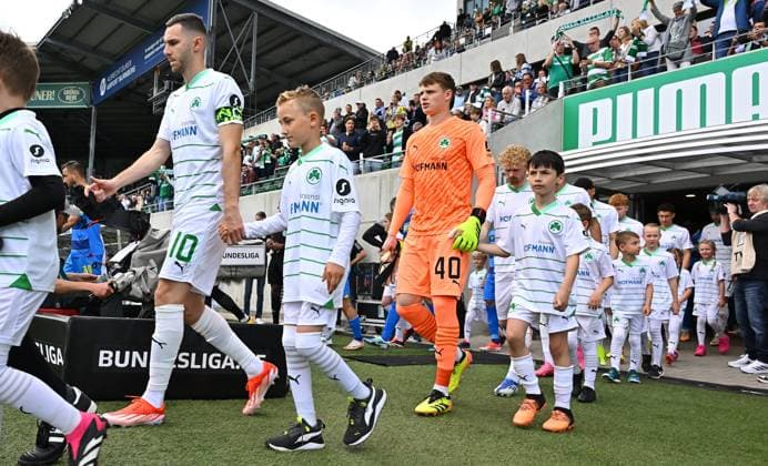 04 05 2024 Soccer Season 2023 2024 2 Soccer Bundesliga 32 Matchday SpVgg Greuther Fürth Kleeblatt TSV Eintracht Braunschweig BTSV Sportfoto Zink xwoxzix DFL regulations prohibit any use of photographs as image sequences and or quasi video only for editorial use Branimir Hrgota 10 SpVgg Greuther Fürth Jonas Urbig 40, SpVgg Greuther Fürth and Team Team runs in
