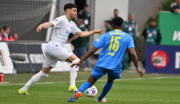 04 05 2024 Soccer Season 2023 2024 2 Soccer Bundesliga 32 Matchday SpVgg Greuther Fürth Kleeblatt TSV Eintracht Braunschweig BTSV Sportfoto Zink xwoxzix DFL regulations prohibit any use of photographs as image sequences and or quasi video only for editorial use Oualid Mhamdi 3, SpVgg Greuther Fürth Anderson Lucoqui 15, Eintracht Braunschweig BTSV EBS