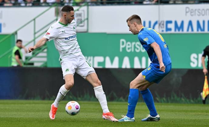 04 05 2024 Soccer Season 2023 2024 2 Soccer Bundesliga 32 Matchday SpVgg Greuther Fürth Kleeblatt TSV Eintracht Braunschweig BTSV Sportfoto Zink xwoxzix DFL regulations prohibit any use of photographs as image sequences and or quasi video only for editorial use Branimir Hrgota 10 SpVgg Greuther Fürth Robert Ivanov 5, Eintracht Braunschweig BTSV EBS