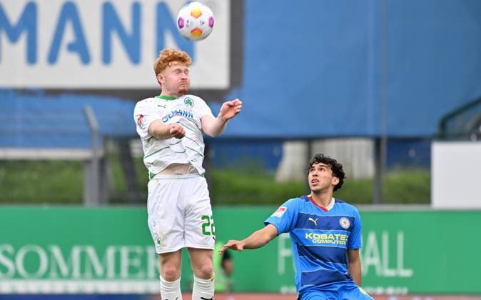 04 05 2024 Soccer Season 2023 2024 2 Soccer Bundesliga 32 Matchday SpVgg Greuther Fürth Kleeblatt TSV Eintracht Braunschweig BTSV Sportfoto Zink xwoxzix DFL regulations prohibit any use of photographs as image sequences and or quasi video only for editorial use Robert Wagner 22, SpVgg Greuther Fürth Johan Gomez 44, Eintracht Braunschweig BTSV EBS