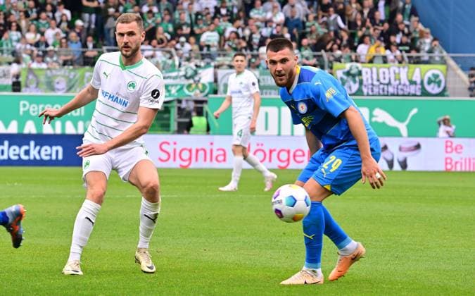 04 05 2024 Soccer Season 2023 2024 2 Soccer Bundesliga 32 Matchday SpVgg Greuther Fürth Kleeblatt TSV Eintracht Braunschweig BTSV Sportfoto Zink xwoxzix DFL regulations prohibit any use of photographs as image sequences and or quasi video only for editorial use Dennis Srbeny 7, SpVgg Greuther Fürth Hasan Kurucay 29, Eintracht Braunschweig BTSV EBS