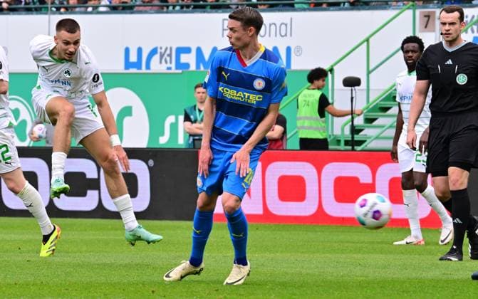 04 05 2024 Soccer Season 2023 2024 2 Soccer Bundesliga 32 Matchday SpVgg Greuther Fürth Kleeblatt TSV Eintracht Braunschweig BTSV Sportfoto Zink xwoxzix DFL regulations prohibit any use of photographs as image sequences and or quasi video only for editorial use Tim Lemperle 19, SpVgg Greuther Fürth erzielt Treffer Tor Torschuß zum 1 2 gegen Thorir Johann Helgason 20, Eintracht Braunschweig BTSV EBS