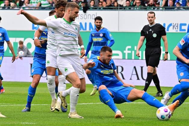 04 05 2024 Soccer Season 2023 2024 2 Soccer Bundesliga 32 Matchday SpVgg Greuther Fürth Kleeblatt TSV Eintracht Braunschweig BTSV Sportfoto Zink xwoxzix DFL regulations prohibit any use of photographs as image sequences and or quasi video only for editorial use Dennis Srbeny 7, SpVgg Greuther Fürth Hasan Kurucay 29, Eintracht Braunschweig BTSV EBS