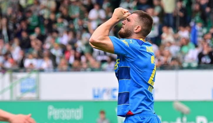 04 05 2024 Soccer Season 2023 2024 2 Soccer Bundesliga 32 Matchday SpVgg Greuther Fürth Kleeblatt TSV Eintracht Braunschweig BTSV Sportfoto Zink xwoxzix DFL regulations prohibit any use of photographs as image sequences and or quasi video only for editorial use Hasan Kurucay 29, Eintracht Braunschweig BTSV EBS ballt Faust Fäuste