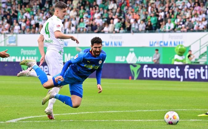 04 05 2024 Soccer Season 2023 2024 2 Soccer Bundesliga 32 Matchday SpVgg Greuther Fürth Kleeblatt TSV Eintracht Braunschweig BTSV Sportfoto Zink xwoxzix DFL regulations prohibit any use of photographs as image sequences and or quasi video only for editorial use Damian Michalski 4, SpVgg Greuther Fürth Fabio Kaufmann 37, Eintracht Braunschweig BTSV EBS