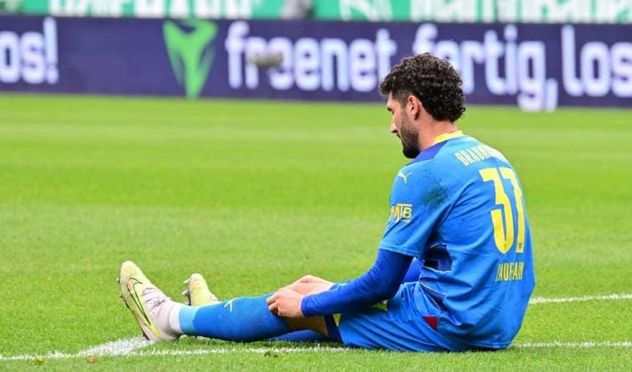 04 05 2024 Soccer Season 2023 2024 2 Soccer Bundesliga 32 Matchday SpVgg Greuther Fürth Kleeblatt TSV Eintracht Braunschweig BTSV Sportfoto Zink xwoxzix DFL regulations prohibit any use of photographs as image sequences and or quasi video only for editorial use Fabio Kaufmann 37, Eintracht Braunschweig BTSV EBS am Boden enttäuscht Disappointment