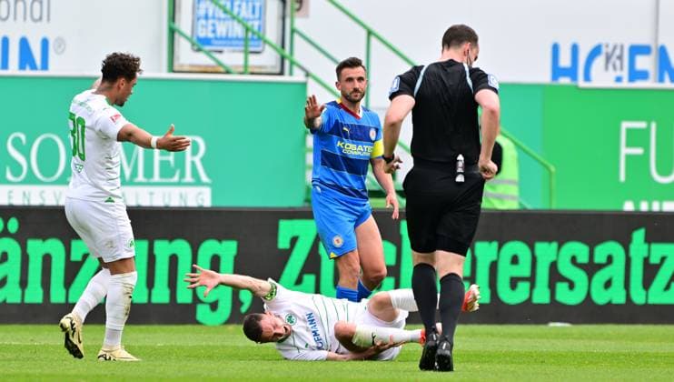 04 05 2024 Soccer Season 2023 2024 2 Soccer Bundesliga 32 Matchday SpVgg Greuther Fürth Kleeblatt TSV Eintracht Braunschweig BTSV Sportfoto Zink MeZi xmexzix DFL regulations prohibit any use of photographs as image sequences and or quasi video only for editorial use Richard Hempel Referee shows Fabio Kaufmann 37, Eintracht Braunschweig BTSV EBS red card red sending off after foul on Branimir Hrgota 10 SpVgg Greuther Fürth