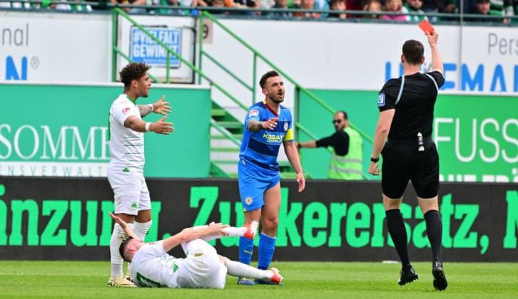 04 05 2024 Soccer Season 2023 2024 2 Soccer Bundesliga 32 Matchday SpVgg Greuther Fürth Kleeblatt TSV Eintracht Braunschweig BTSV Sportfoto Zink MeZi xmexzix DFL regulations prohibit any use of photographs as image sequences and or quasi video only for editorial use Richard Hempel Referee shows Fabio Kaufmann 37, Eintracht Braunschweig BTSV EBS red card red sending off after foul on Branimir Hrgota 10 SpVgg Greuther Fürth