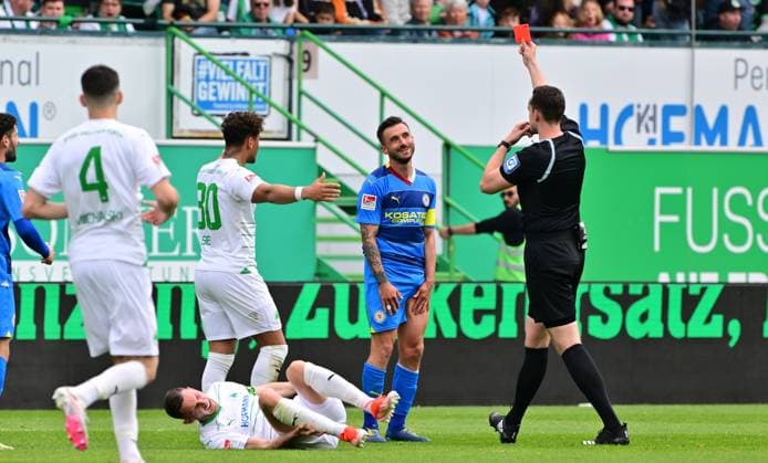 04 05 2024 Soccer Season 2023 2024 2 Soccer Bundesliga 32 Matchday SpVgg Greuther Fürth Kleeblatt TSV Eintracht Braunschweig BTSV Sportfoto Zink MeZi xmexzix DFL regulations prohibit any use of photographs as image sequences and or quasi video only for editorial use Richard Hempel Referee shows Fabio Kaufmann 37, Eintracht Braunschweig BTSV EBS red card red sending off after foul on Branimir Hrgota 10 SpVgg Greuther Fürth