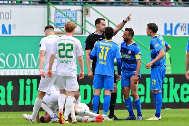 04 05 2024 Soccer Season 2023 2024 2 Soccer Bundesliga 32 Matchday SpVgg Greuther Fürth Kleeblatt TSV Eintracht Braunschweig BTSV Sportfoto Zink MeZi xmexzix DFL regulations prohibit any use of photographs as image sequences and or quasi video only for editorial use Richard Hempel Referee shows Robin Krauße Krausse 39, Eintracht Braunschweig BTSV EBS red card red sending off after foul on Branimir Hrgota 10 SpVgg Greuther Fürth