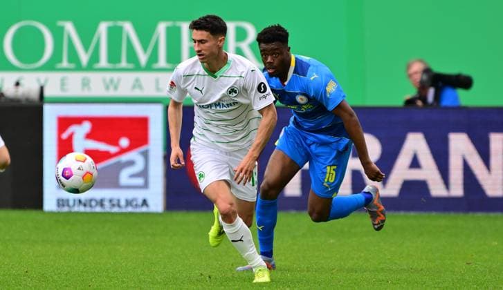 04 05 2024 Soccer Season 2023 2024 2 Soccer Bundesliga 32 Matchday SpVgg Greuther Fürth Kleeblatt TSV Eintracht Braunschweig BTSV Sportfoto Zink MeZi xmexzix DFL regulations prohibit any use of photographs as image sequences and or quasi video only for editorial use Marco Meyerhöfer Meyerhoefer 18, SpVgg Greuther Fürth vor Anderson Lucoqui 15, Eintracht Braunschweig BTSV EBS