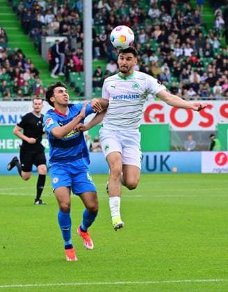 04 05 2024 Soccer Season 2023 2024 2 Soccer Bundesliga 32 Matchday SpVgg Greuther Fürth Kleeblatt TSV Eintracht Braunschweig BTSV Sportfoto Zink MeZi xmexzix DFL regulations prohibit any use of photographs as image sequences and or quasi video only for editorial use Johan Gomez 44, Eintracht Braunschweig BTSV EBS, left Oualid Mhamdi 3, SpVgg Greuther Fürth