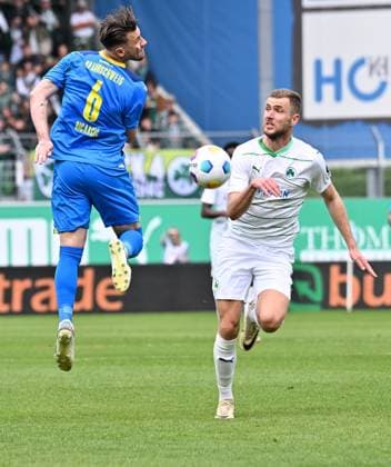 04 05 2024 Soccer Season 2023 2024 2 Soccer Bundesliga 32 Matchday SpVgg Greuther Fürth Kleeblatt TSV Eintracht Braunschweig BTSV Sportfoto Zink xwoxzix DFL regulations prohibit any use of photographs as image sequences and or quasi video only for editorial use Ermin Bicakcic 6, Eintracht Braunschweig BTSV EBS Dennis Srbeny 7, SpVgg Greuther Fürth