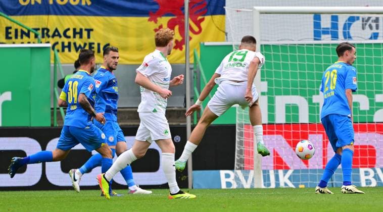 04 05 2024 Soccer Season 2023 2024 2 Soccer Bundesliga 32 Matchday SpVgg Greuther Fürth Kleeblatt TSV Eintracht Braunschweig BTSV Sportfoto Zink MeZi xmexzix DFL regulations prohibit any use of photographs as image sequences and or quasi video only for editorial use Tim Lemperle 19, SpVgg Greuther Fürth erzielt Treffer Tor Torschuß zum 1 2