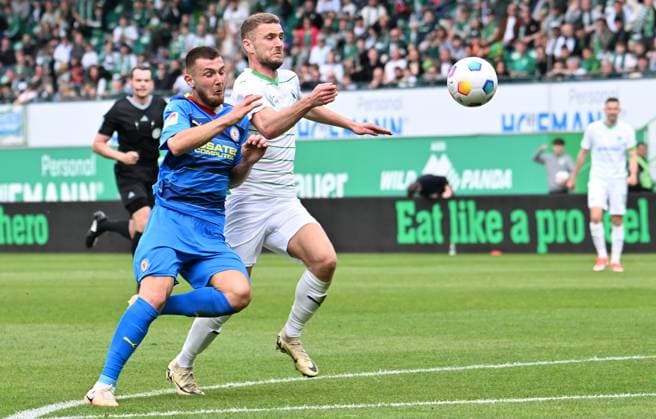 04 05 2024 Soccer Season 2023 2024 2 Soccer Bundesliga 32 Matchday SpVgg Greuther Fürth Kleeblatt TSV Eintracht Braunschweig BTSV Sportfoto Zink xwoxzix DFL regulations prohibit any use of photographs as image sequences and or quasi video only for editorial use Hasan Kurucay 29, Eintracht Braunschweig BTSV EBS Dennis Srbeny 7, SpVgg Greuther Fürth