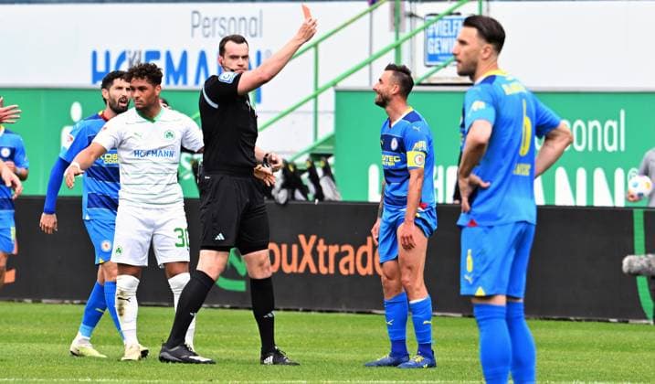 04 05 2024 Soccer Season 2023 2024 2 Soccer Bundesliga 32 Matchday SpVgg Greuther Fürth Kleeblatt TSV Eintracht Braunschweig BTSV Sportfoto Zink xwoxzix DFL regulations prohibit any use of photographs as image sequences and or quasi video only for editorial use Richard Hempel Referee shows Robin Krauße Krausse 39, Eintracht Braunschweig BTSV EBS red card red sending off