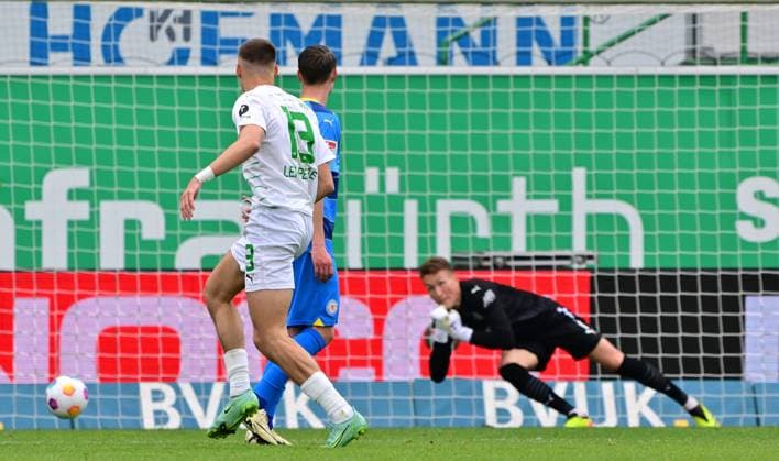 04 05 2024 Soccer Season 2023 2024 2 Soccer Bundesliga 32 Matchday SpVgg Greuther Fürth Kleeblatt TSV Eintracht Braunschweig BTSV Sportfoto Zink MeZi xmexzix DFL regulations prohibit any use of photographs as image sequences and or quasi video only for editorial use Tim Lemperle 19, SpVgg Greuther Fürth erzielt Treffer Tor Torschuß zum 1 2 gegen Ron Thorben Hoffmann 1, Eintracht Braunschweig BTSV EBS