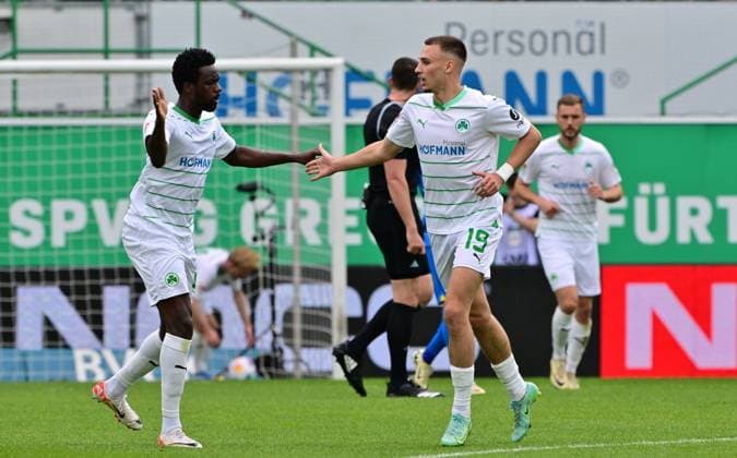 04 05 2024 Soccer Season 2023 2024 2 Soccer Bundesliga 32 Matchday SpVgg Greuther Fürth Kleeblatt TSV Eintracht Braunschweig BTSV Sportfoto Zink MeZi xmexzix DFL regulations prohibit any use of photographs as image sequences and or quasi video only for editorial use Torjubel Jubel nach Treffer Torschuß zum 1 2 durch Tim Lemperle 19, SpVgg Greuther Fürth mit Gideon Jung 23, SpVgg Greuther Fürth, links