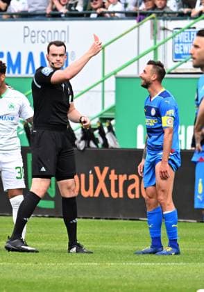 04 05 2024 Soccer Season 2023 2024 2 Soccer Bundesliga 32 Matchday SpVgg Greuther Fürth Kleeblatt TSV Eintracht Braunschweig BTSV Sportfoto Zink xwoxzix DFL regulations prohibit any use of photographs as image sequences and or quasi video only for editorial use Richard Hempel Referee shows Robin Krauße Krausse 39, Eintracht Braunschweig BTSV EBS red card red sending off
