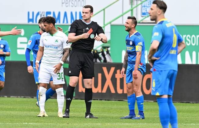 04 05 2024 Soccer Season 2023 2024 2 Soccer Bundesliga 32 Matchday SpVgg Greuther Fürth Kleeblatt TSV Eintracht Braunschweig BTSV Sportfoto Zink xwoxzix DFL regulations prohibit any use of photographs as image sequences and or quasi video only for editorial use Richard Hempel Referee shows Robin Krauße Krausse 39, Eintracht Braunschweig BTSV EBS red card red sending off