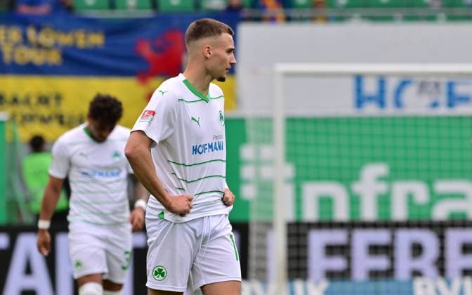 04 05 2024 Soccer Season 2023 2024 2 Soccer Bundesliga 32 Matchday SpVgg Greuther Fürth Kleeblatt TSV Eintracht Braunschweig BTSV Sportfoto Zink MeZi xmexzix DFL regulations prohibit any use of photographs as image sequences and or quasi video only for editorial use Tim Lemperle 19, SpVgg Greuther Fürth disappointed disappointment