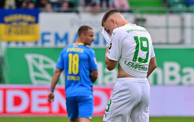 04 05 2024 Soccer Season 2023 2024 2 Soccer Bundesliga 32 Matchday SpVgg Greuther Fürth Kleeblatt TSV Eintracht Braunschweig BTSV Sportfoto Zink MeZi xmexzix DFL regulations prohibit any use of photographs as image sequences and or quasi video only for editorial use Tim Lemperle 19, SpVgg Greuther Fürth disappointed disappointment