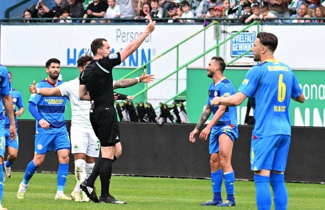 04 05 2024 Soccer Season 2023 2024 2 Soccer Bundesliga 32 Matchday SpVgg Greuther Fürth Kleeblatt TSV Eintracht Braunschweig BTSV Sportfoto Zink xwoxzix DFL regulations prohibit any use of photographs as image sequences and or quasi video only for editorial use Richard Hempel Referee shows Robin Krauße Krausse 39, Eintracht Braunschweig BTSV EBS red card red sending off
