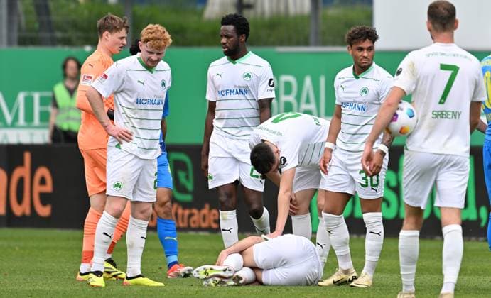 04 05 2024 Soccer Season 2023 2024 2 Soccer Bundesliga 32 Matchday SpVgg Greuther Fürth Kleeblatt TSV Eintracht Braunschweig BTSV Sportfoto Zink xwoxzix DFL regulations prohibit any use of photographs as image sequences and or quasi video only for editorial use Branimir Hrgota 10 SpVgg Greuther Fürth after foul by Robin Krauße Krausse 39, Eintracht Braunschweig BTSV EBS battered on the ground