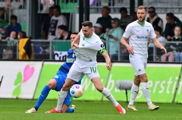 04 05 2024 Soccer Season 2023 2024 2 Soccer Bundesliga 32 Matchday SpVgg Greuther Fürth Kleeblatt TSV Eintracht Braunschweig BTSV Sportfoto Zink MeZi xmexzix DFL regulations prohibit any use of photographs as image sequences and or quasi video only for editorial use Branimir Hrgota 10 SpVgg Greuther Fürth before Thorir Johann Helgason 20, Eintracht Braunschweig BTSV EBS