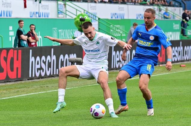 04 05 2024 Soccer Season 2023 2024 2 Soccer Bundesliga 32 Matchday SpVgg Greuther Fürth Kleeblatt TSV Eintracht Braunschweig BTSV Sportfoto Zink MeZi xmexzix DFL regulations prohibit any use of photographs as image sequences and or quasi video only for editorial use Tim Lemperle 19, SpVgg Greuther Fürth, left Marvin Rittmüller Rittmueller 18, Eintracht Braunschweig BTSV EBS